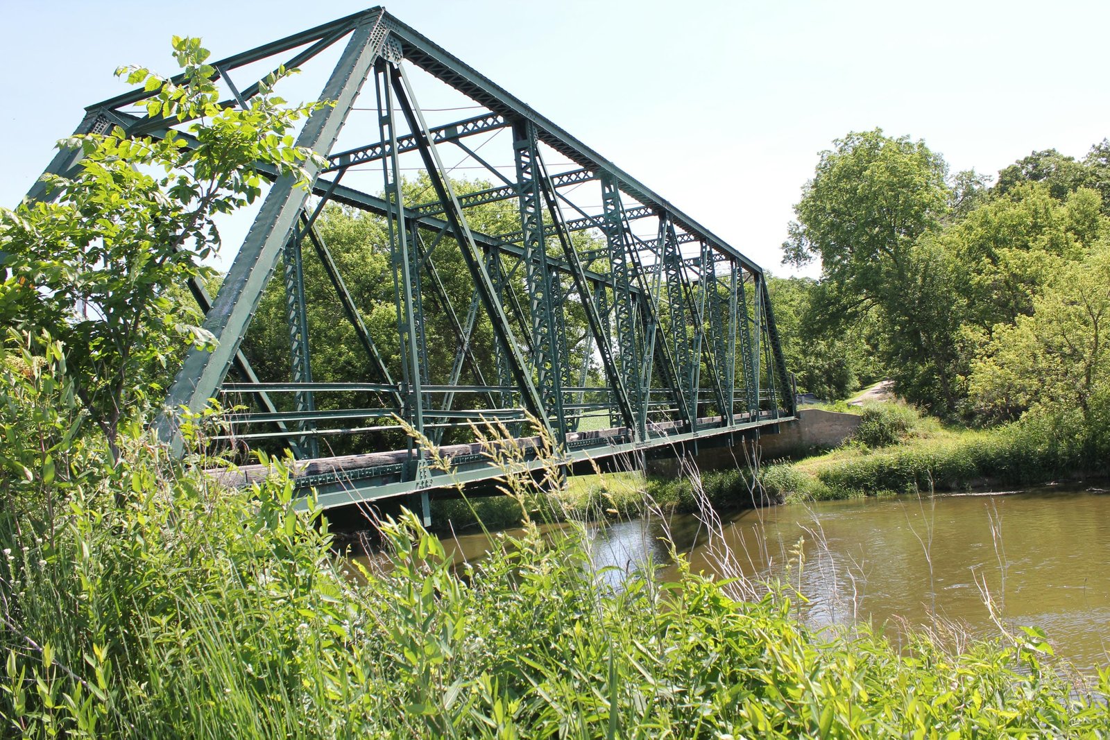 Overview of nearby truss bridge, which has since been replaced and relocated to a private farm